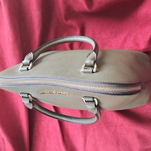 Michael Kors Olive Green Leather Shoulder/ Crossbody Bag Excellent Used Cond. - Picture 3 of 15